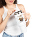 Une femme tient un grand mug de voyage blanc avec une illustration de cerf et un verset biblique.