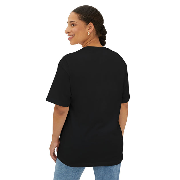 Vue arrière d'une femme portant un t-shirt noir ample à coupe décontractée.