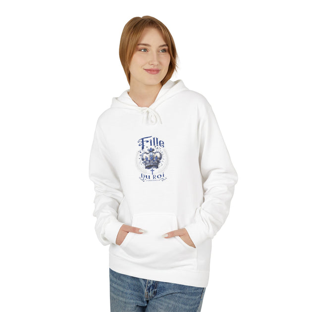 Femme portant un sweat à capuche blanc Fille du Roi avec couronne bleue et poche kangourou.