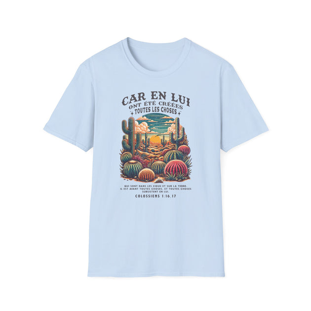 T-shirt bleu clair à col rond avec une illustration de désert et un verset biblique imprimé.