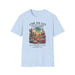 T-shirt bleu clair à col rond avec une illustration de désert et un verset biblique imprimé.