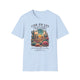 T-shirt bleu clair à col rond avec une illustration de désert et un verset biblique imprimé.
