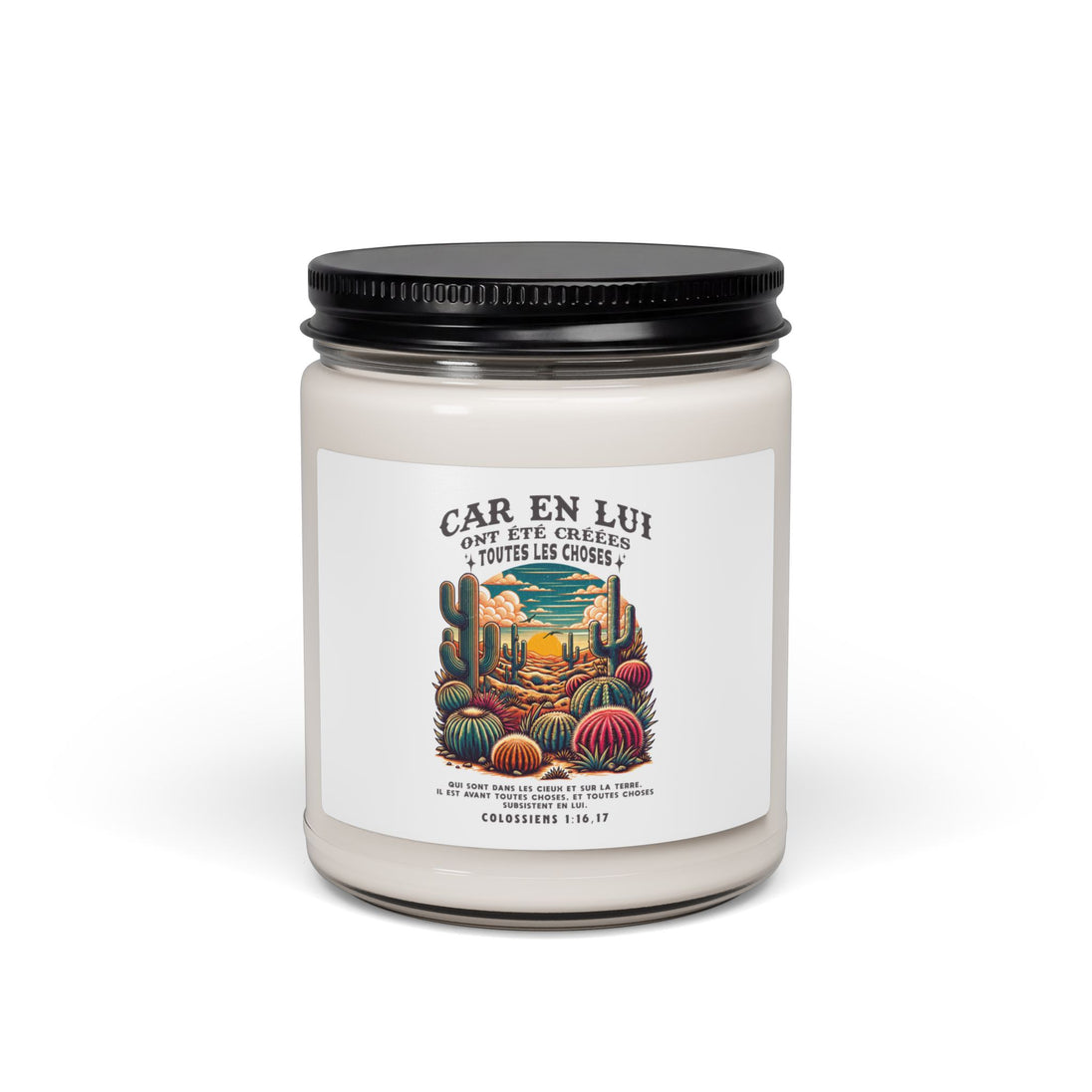 Une bougie en cire dans un pot en verre avec une étiquette illustrée d'un paysage désertique.