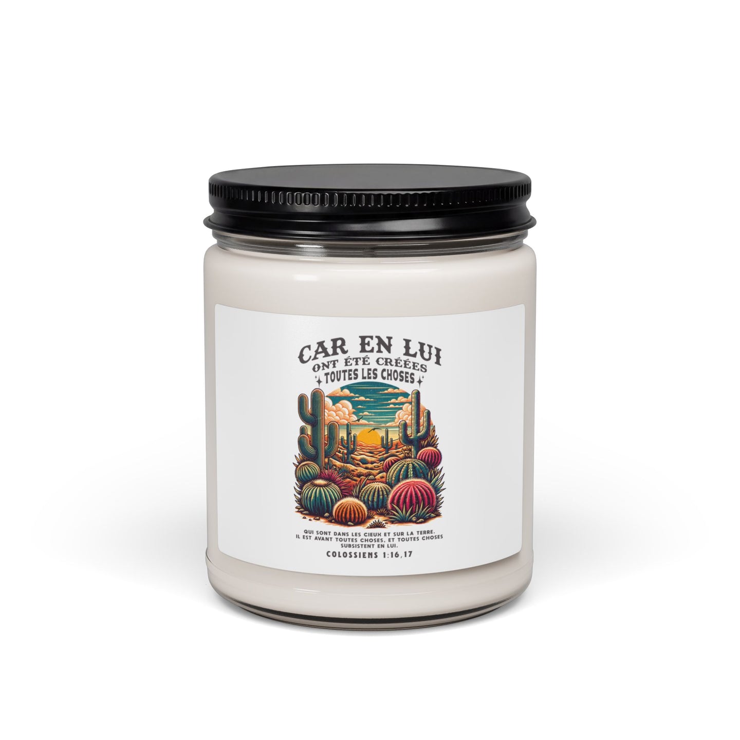 Une bougie en cire dans un pot en verre avec une étiquette illustrée d'un paysage désertique.