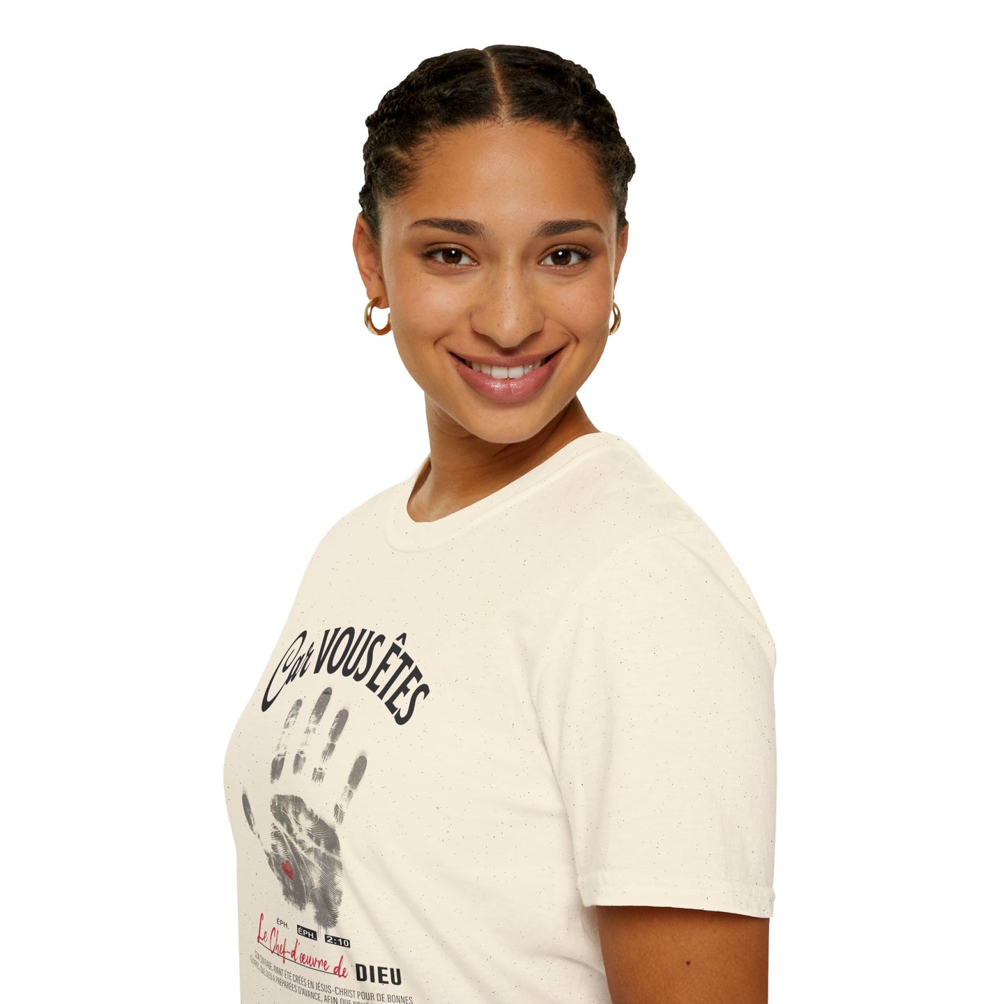 Une femme porte un t-shirt beige en coton avec une empreinte de main et le texte Car vous êtes.