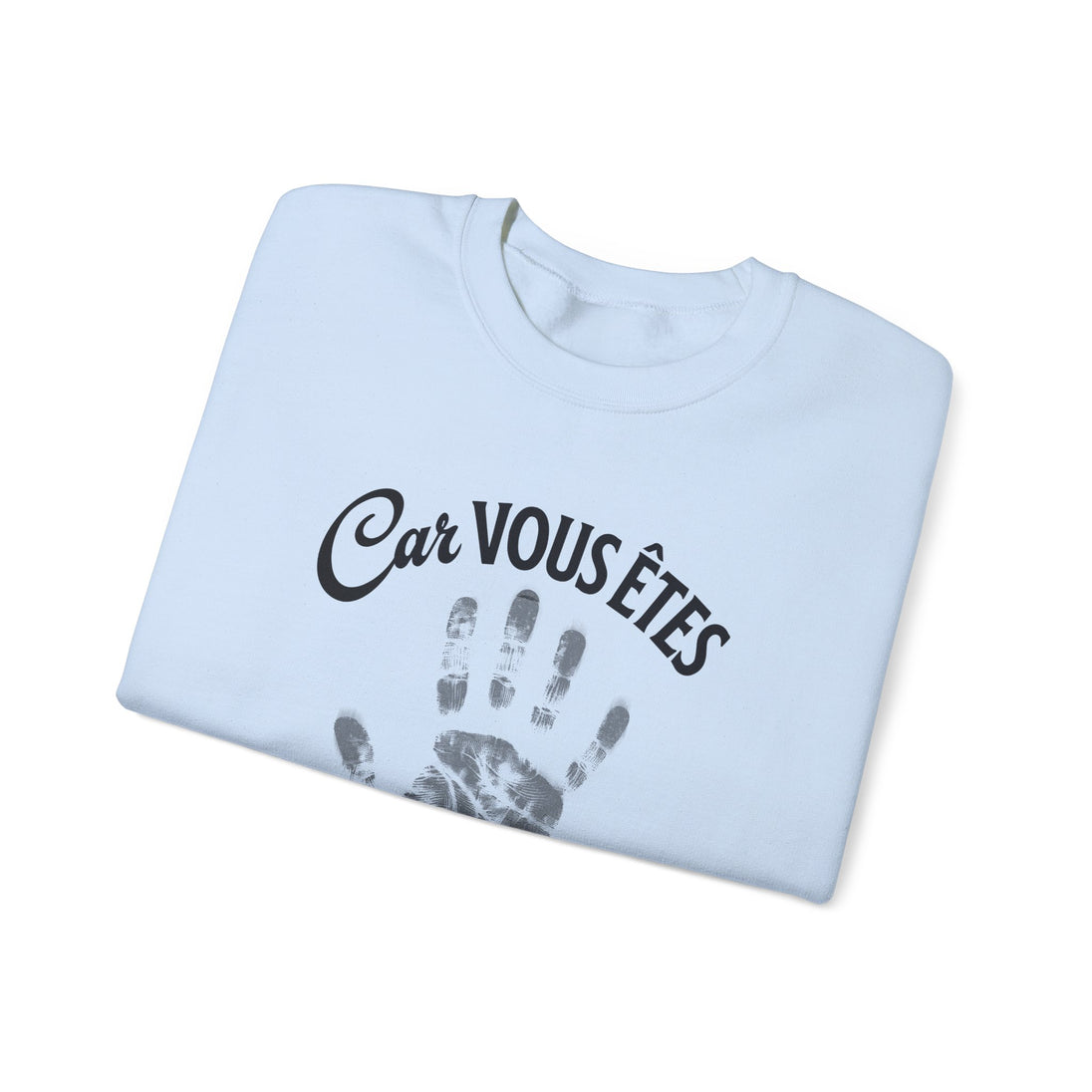 Sweat-shirt bleu clair plié avec l'inscription Car vous êtes et une empreinte de main grise.