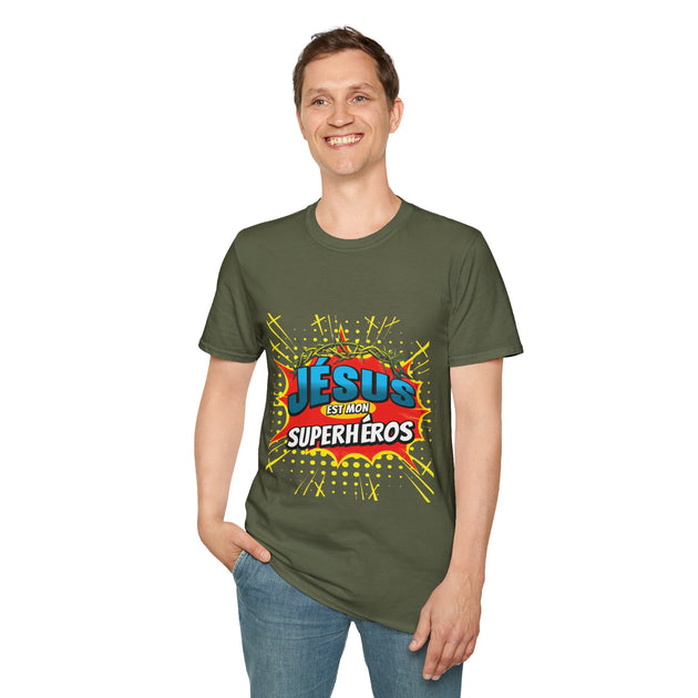 Un homme porte un t-shirt vert olive avec l'inscription Jésus est mon superhéros en style pop-art.