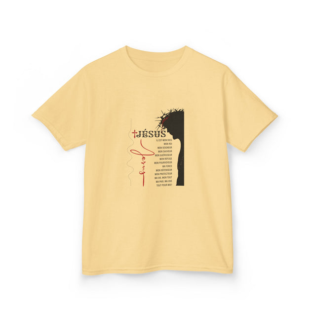 T-shirt jaune pâle pour enfant avec une illustration de Jésus et des inscriptions religieuses.