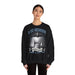 Une femme porte un sweatshirt noir avec une illustration religieuse et le texte Il est ressuscité.