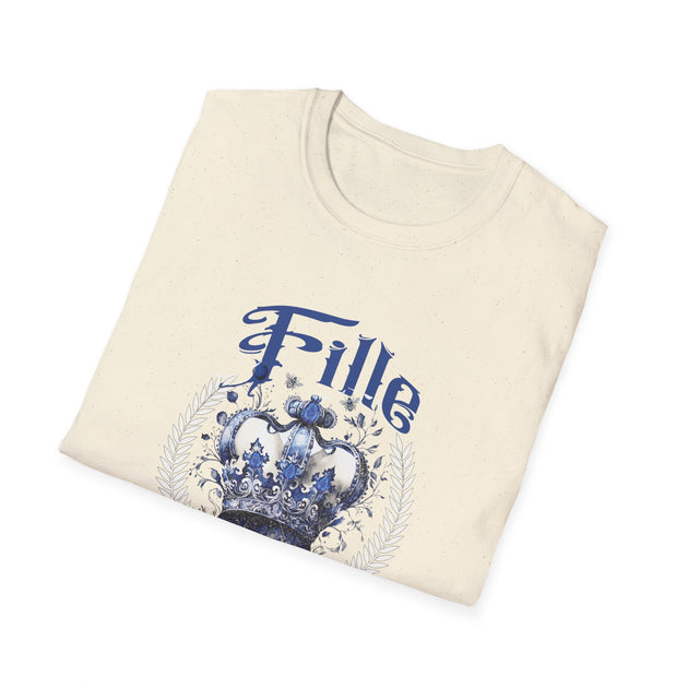 T-shirt beige plié avec l'inscription Fille et une illustration de couronne bleue.