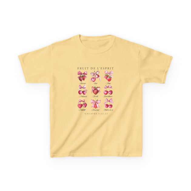 T-shirt jaune pour enfant orné d'illustrations de fruits et de nœuds roses avec texte religieux.