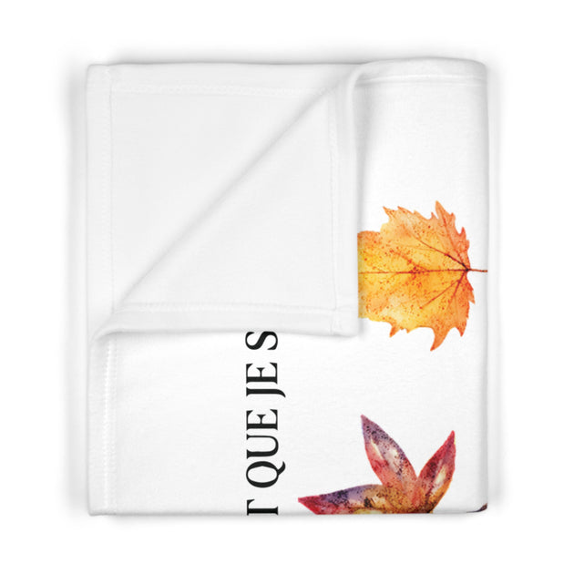 Couverture blanche en polaire pour bébé ornée de feuilles d'automne et d'un texte inspirant.