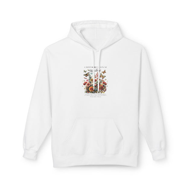 Sweat à capuche blanc pour femme orné d'un motif floral et de papillons avec un texte religieux.
