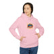 Une femme porte un sweat à capuche rose avec le texte Jésus est mon superhéros sur la poitrine.