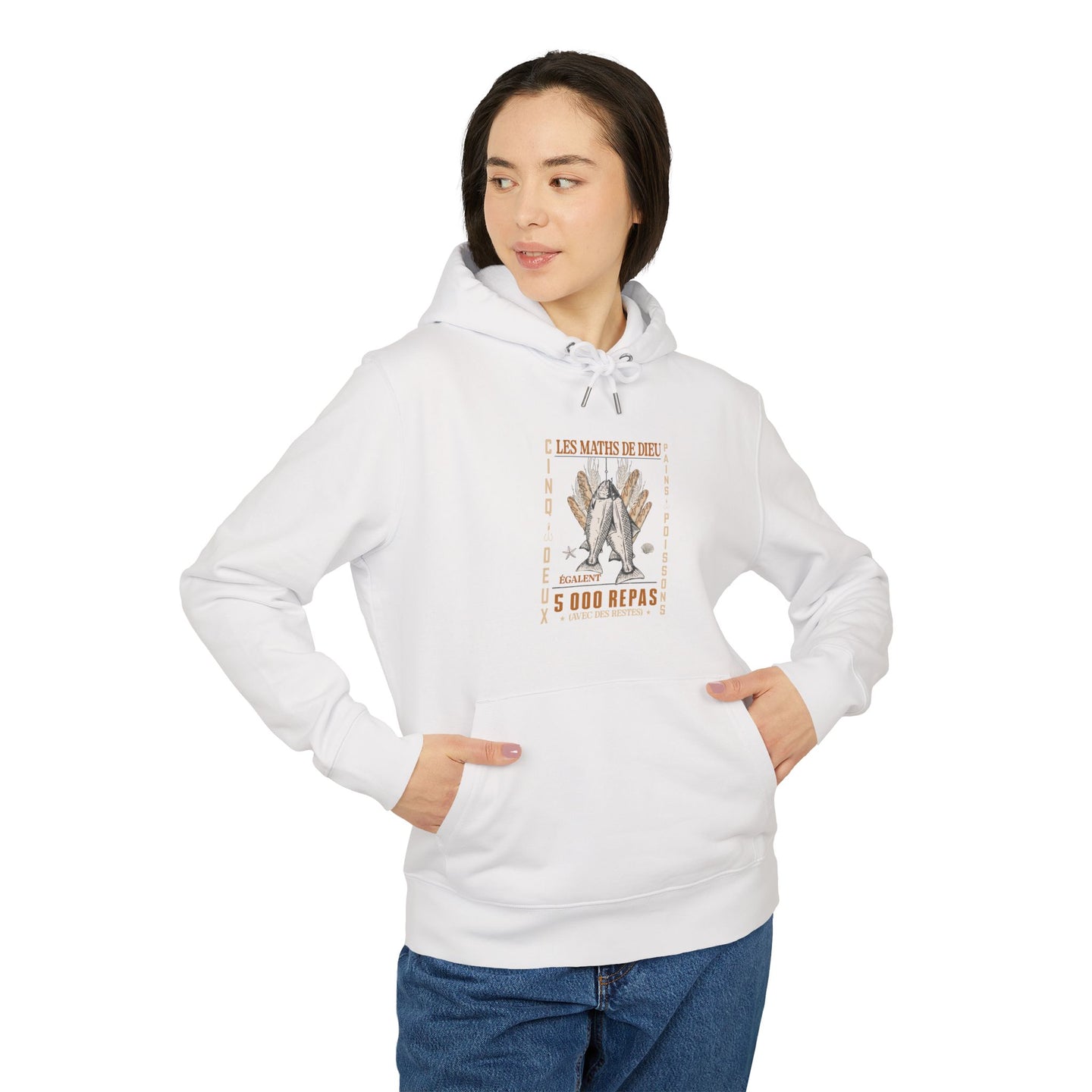 Une femme porte un sweat à capuche blanc avec une illustration chrétienne sur la poitrine.