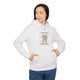 Une femme porte un sweat à capuche blanc avec une illustration chrétienne sur la poitrine.