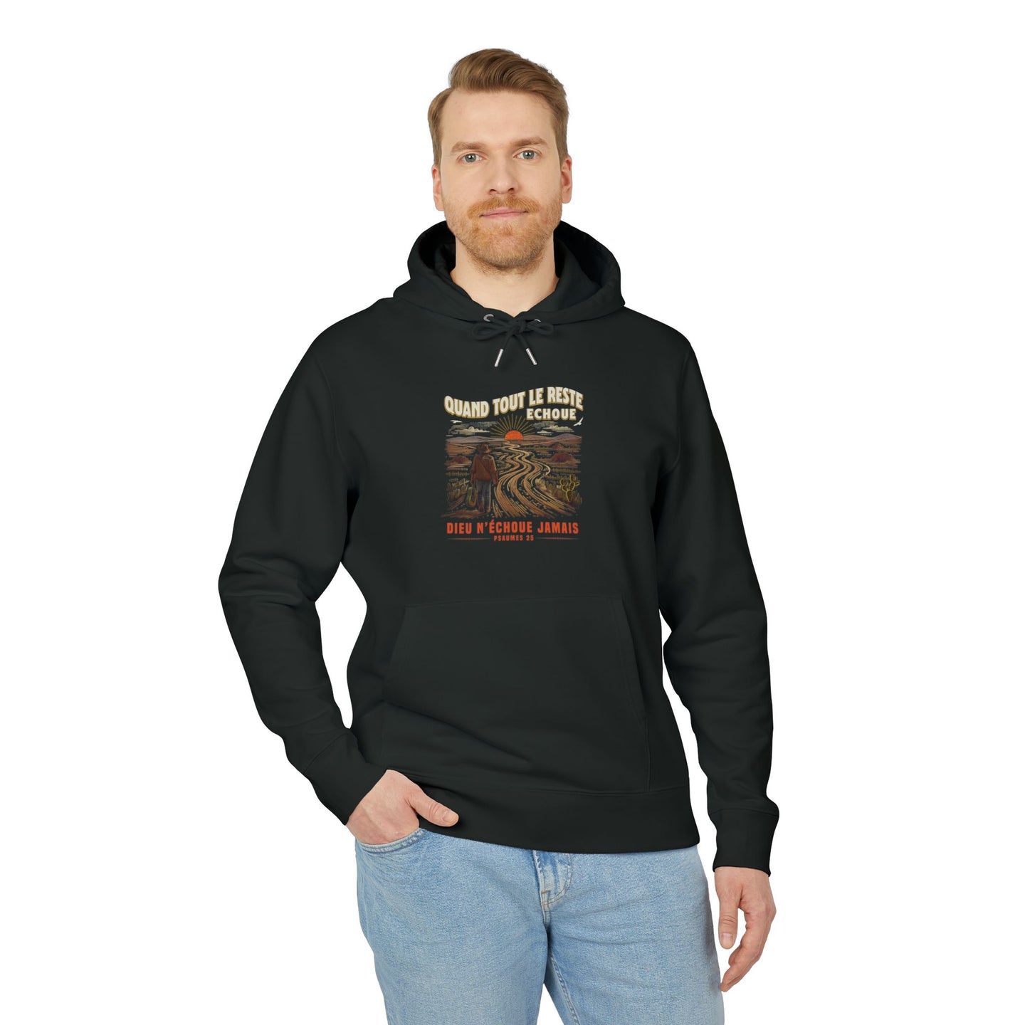 Un homme porte un sweat à capuche noir avec une illustration de paysage et un texte religieux.