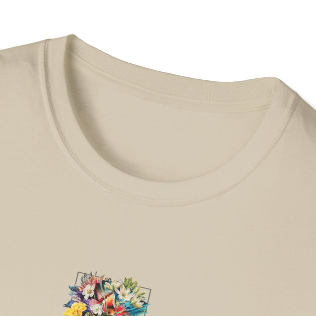 T-shirt beige pour femme avec un motif floral coloré imprimé sur le bas.