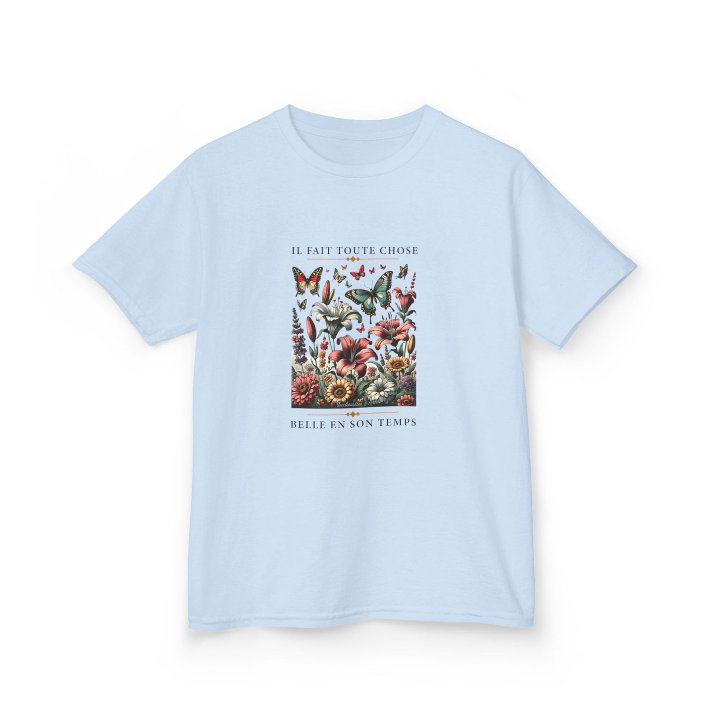 T-shirt bleu clair pour enfant avec une illustration de fleurs et papillons et un texte inspirant.