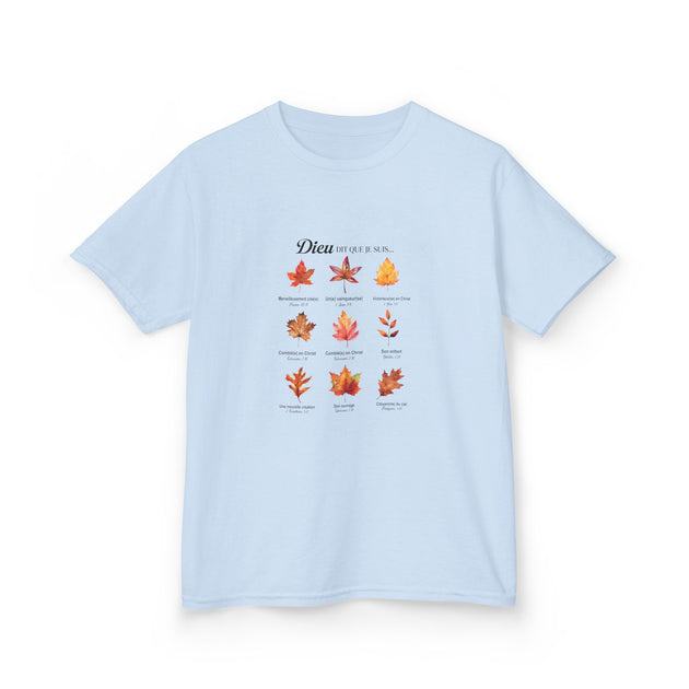 T-shirt bleu clair pour enfant avec un motif de feuilles et des inscriptions religieuses.