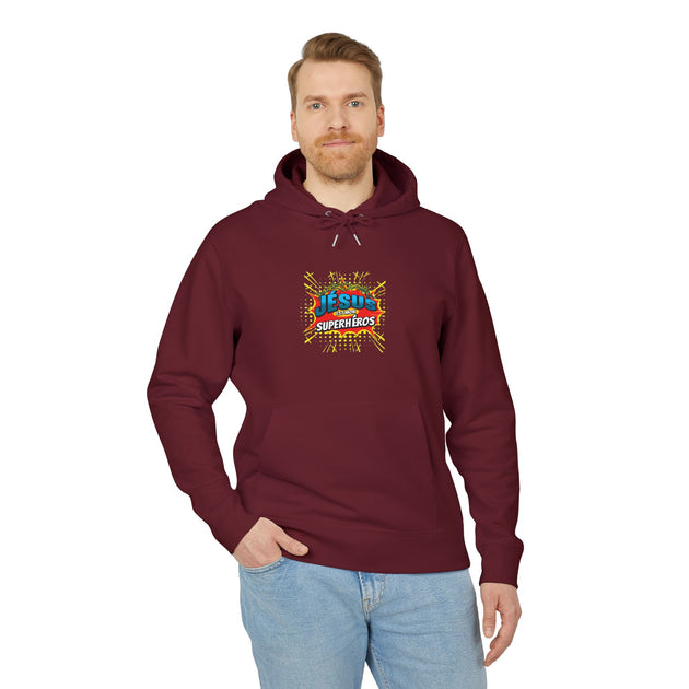 Un homme porte un sweat à capuche bordeaux avec le motif Jésus est mon superhéros sur la poitrine.
