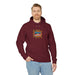 Un homme porte un sweat à capuche bordeaux avec le motif Jésus est mon superhéros sur la poitrine.
