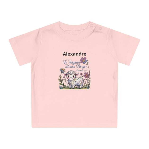 T-shirt rose pour bébé avec l'illustration d'un agneau, des fleurs et le texte Alexandre.
