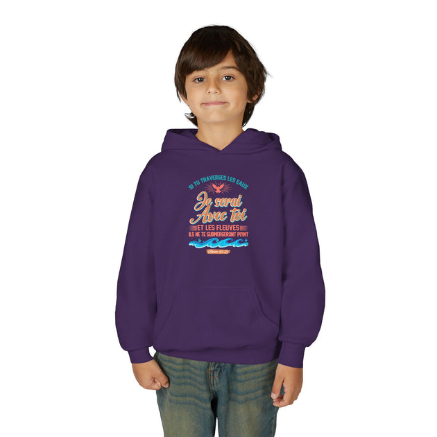 Un enfant porte un sweat à capuche violet avec une inscription religieuse et des vagues.