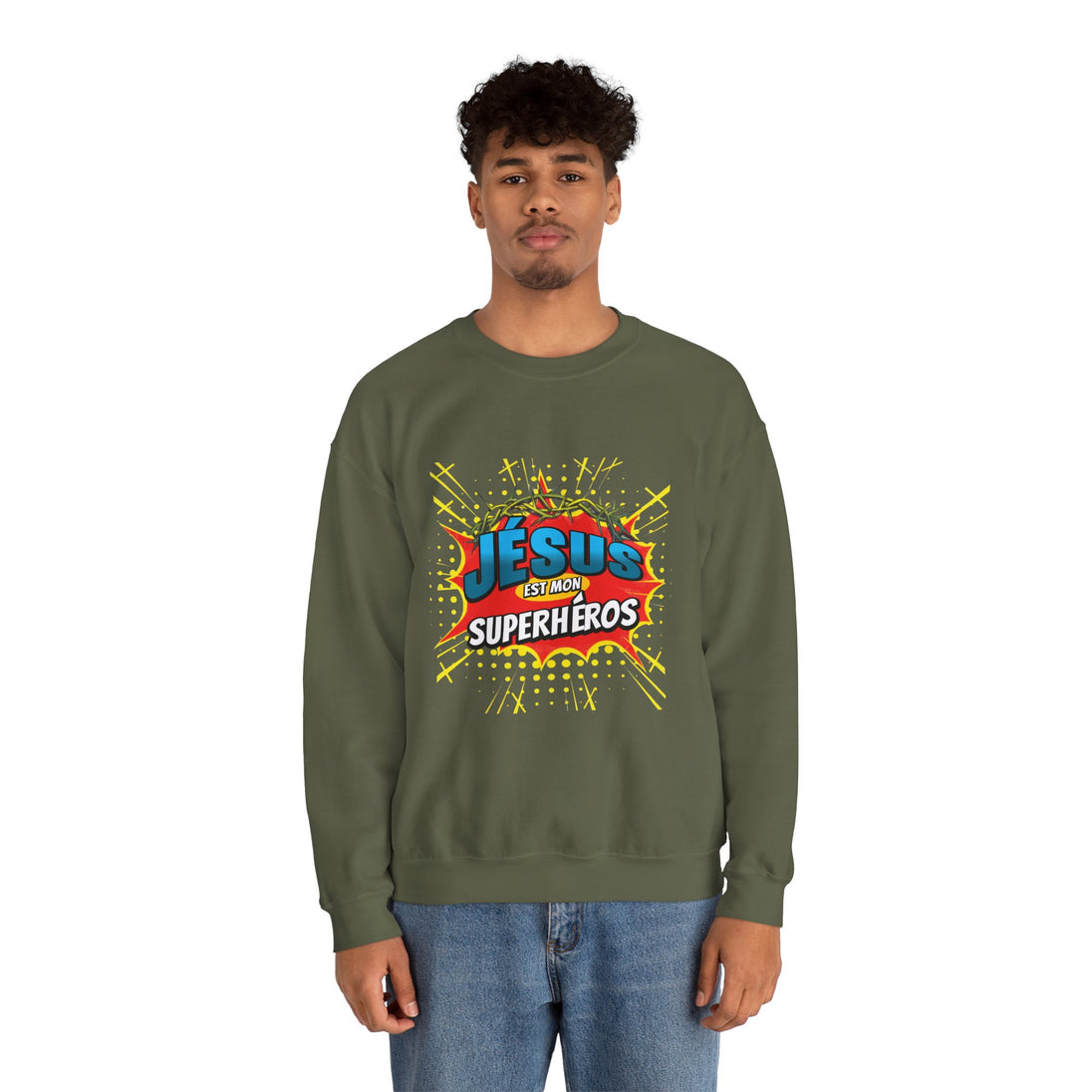 Un homme porte un sweatshirt vert olive avec l'inscription Jésus est mon superhéros en style comics.