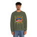 Un homme porte un sweatshirt vert olive avec l'inscription Jésus est mon superhéros en style comics.
