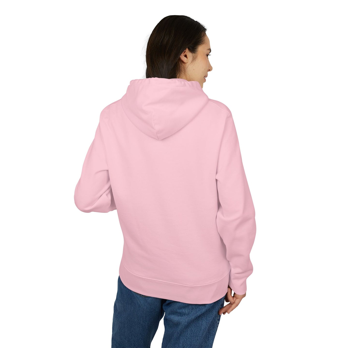 Une femme porte un sweat à capuche rose uni vu de dos sur un fond blanc.