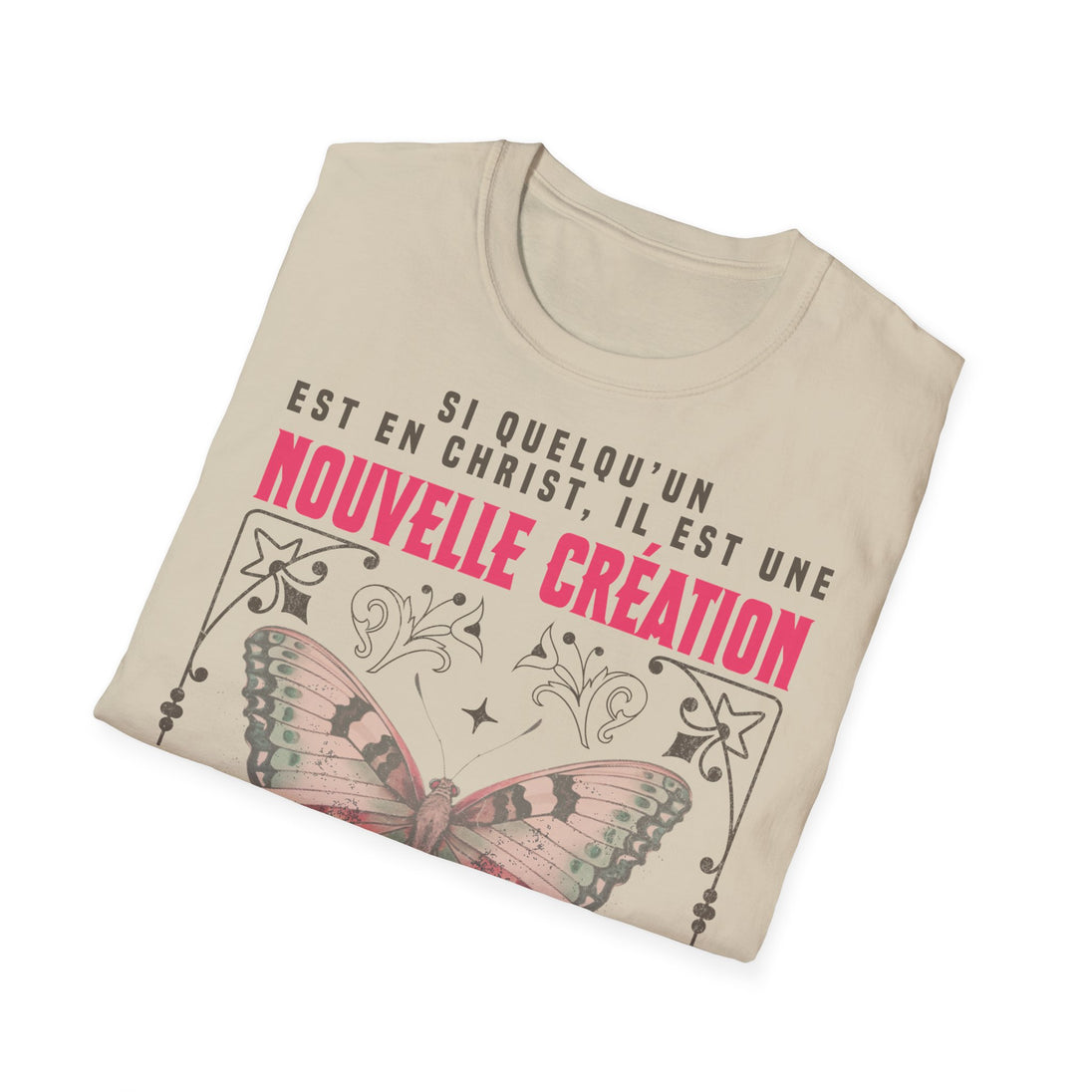 T-shirt beige plié avec un papillon et le texte Si quelqu'un est en Christ, il est une nouvelle création.
