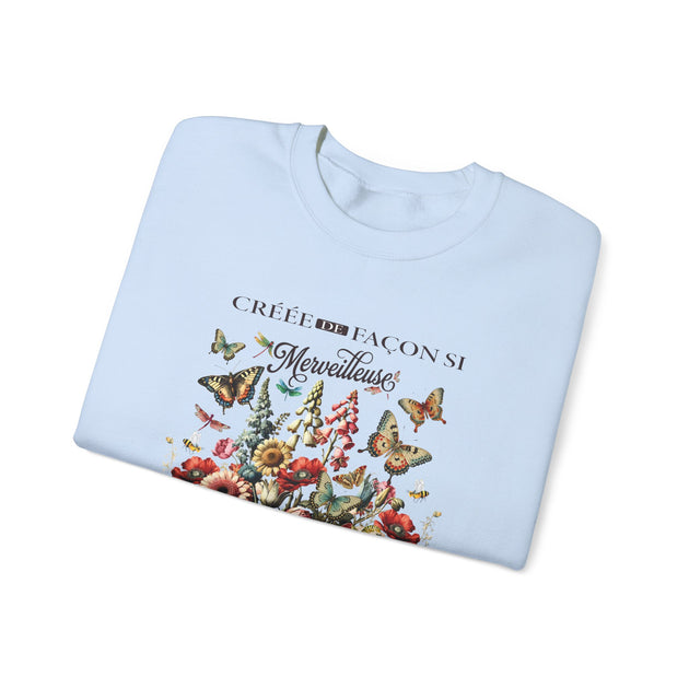 Sweat-shirt bleu clair orné d'un motif floral et de papillons avec l'inscription Créée de façon merveilleuse.