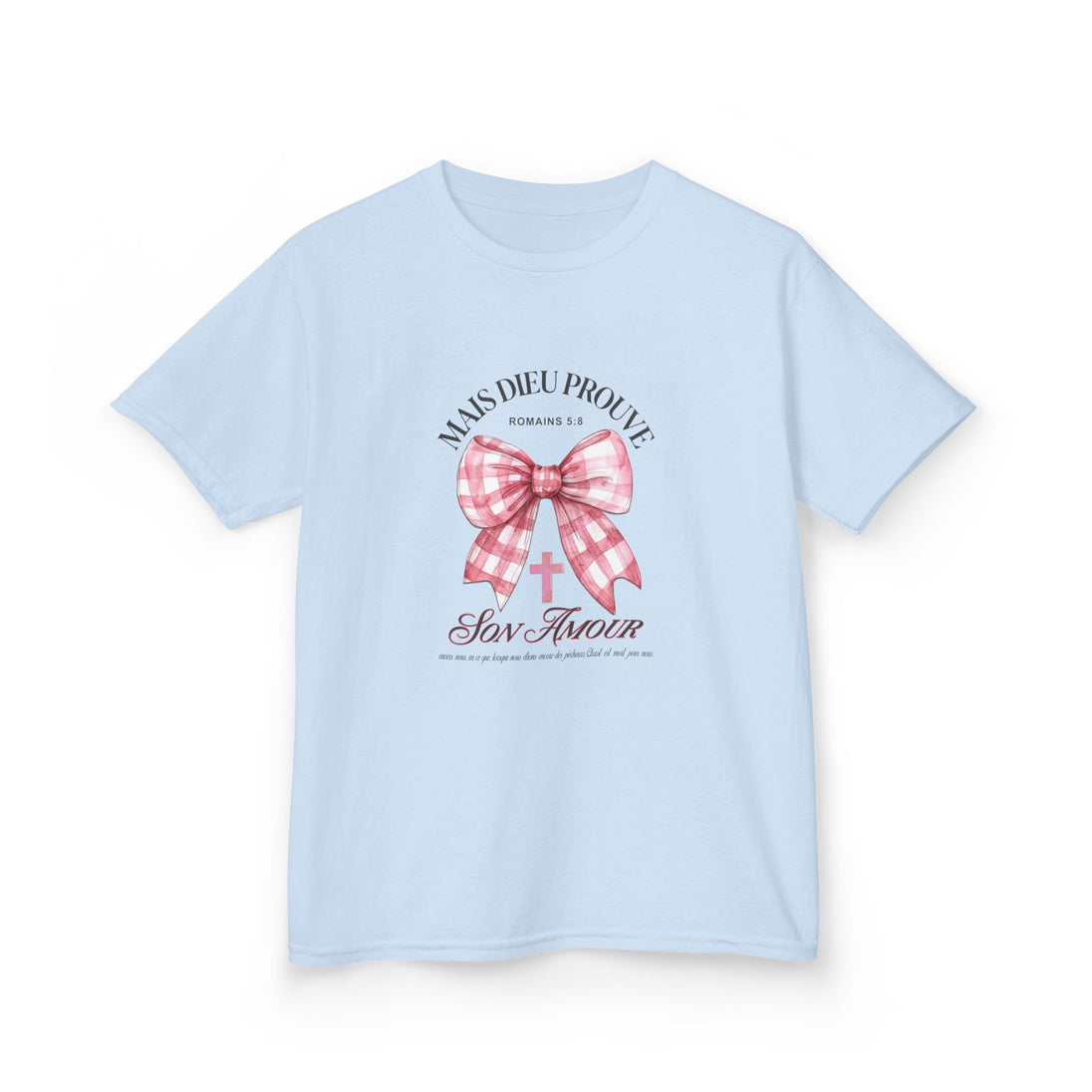 T-shirt bleu clair pour enfant avec un motif de nœud rose, une croix et le texte Romains 5:8.