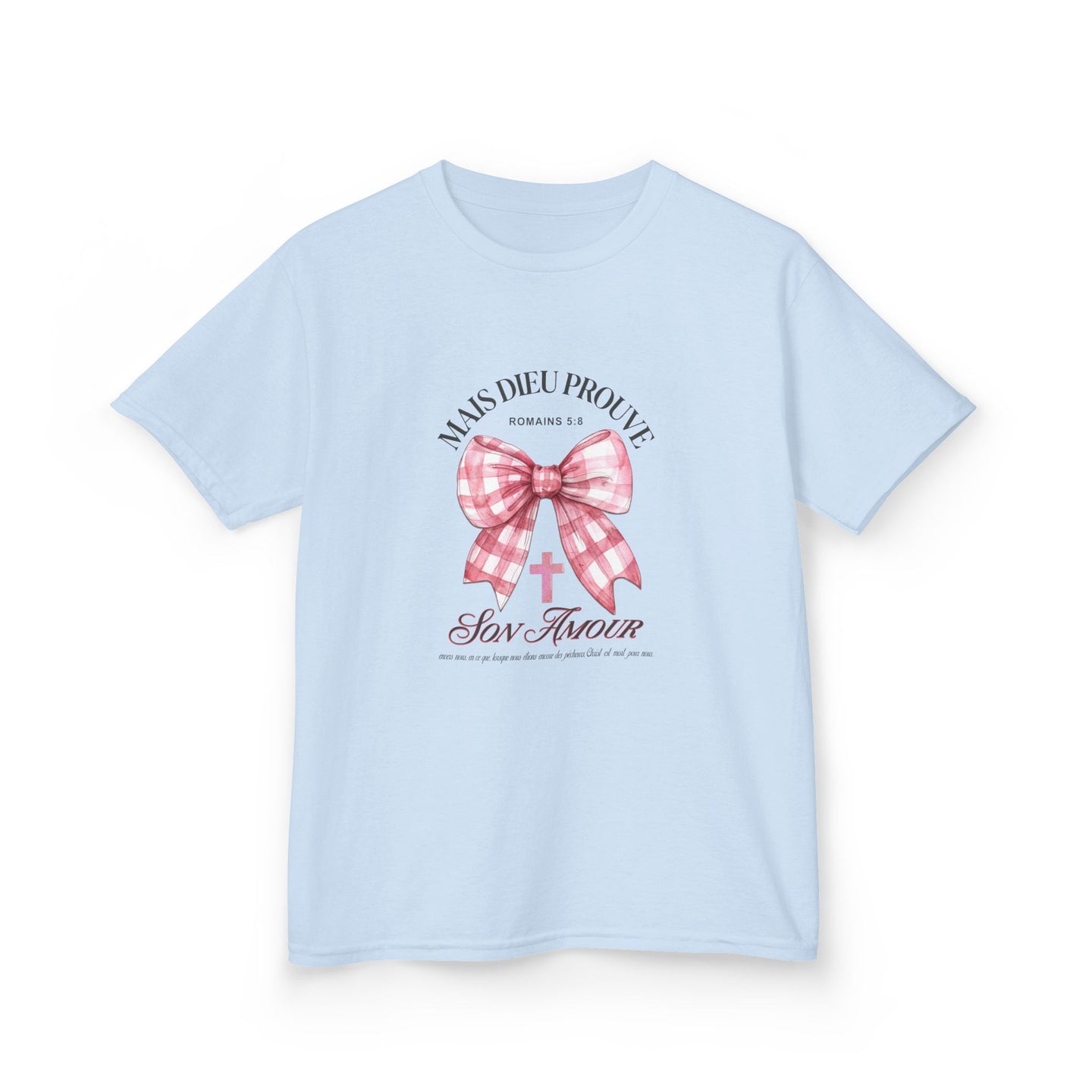 T-shirt bleu clair pour enfant avec un motif de nœud rose, une croix et le texte Romains 5:8.
