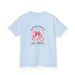 T-shirt bleu clair pour enfant avec un motif de nœud rose, une croix et le texte Romains 5:8.