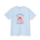T-shirt bleu clair pour enfant avec un motif de nœud rose, une croix et le texte Romains 5:8.