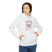 Une femme porte un sweat à capuche blanc avec un motif de papillon et un texte religieux.