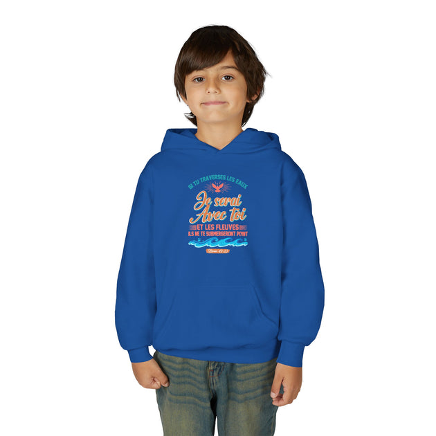 Un enfant porte un sweat à capuche bleu avec une inscription religieuse et des motifs de vagues.