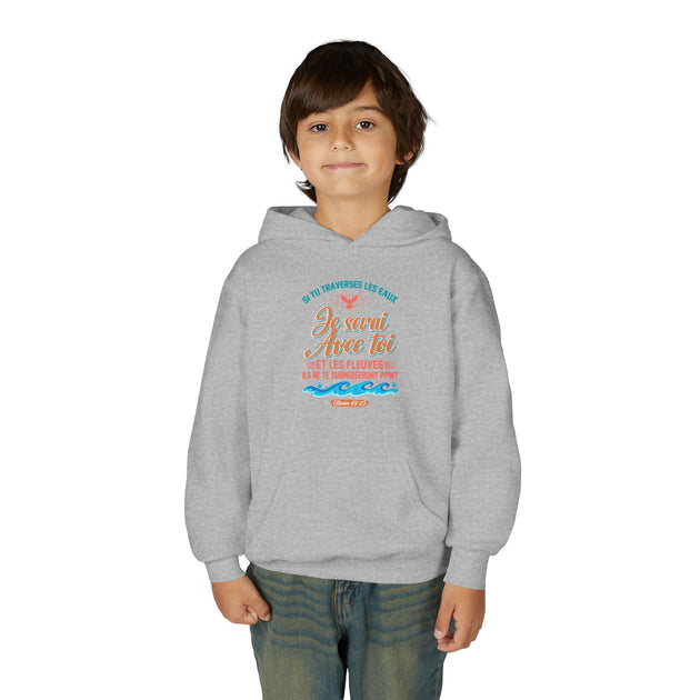 Un enfant porte un sweat à capuche gris avec une inscription religieuse et des vagues sur le torse.
