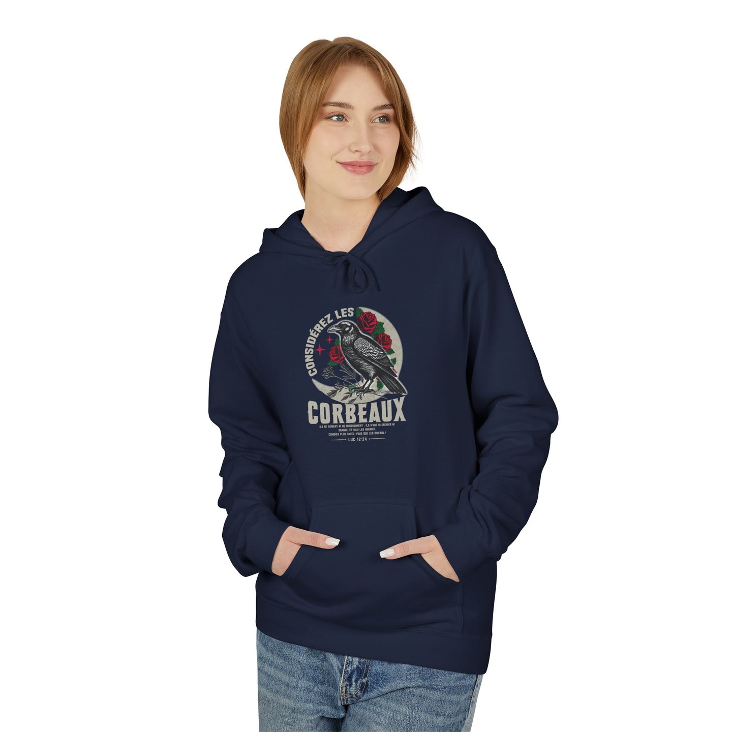 Une femme porte un sweat à capuche bleu marine avec une illustration de corbeau et des roses.