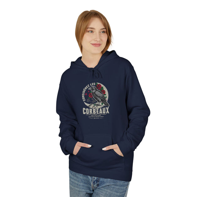 Une femme porte un sweat à capuche bleu marine avec une illustration de corbeau et des roses.