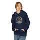Une femme porte un sweat à capuche bleu marine avec une illustration de corbeau et des roses.