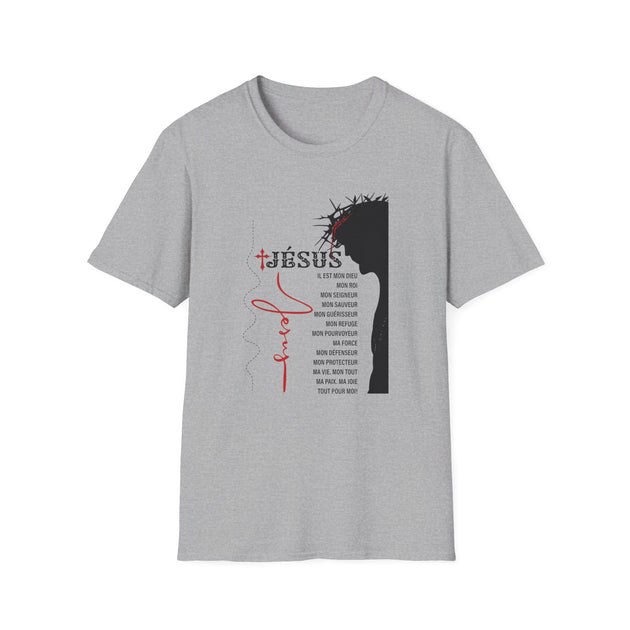 T-shirt gris pour femme avec une illustration de Jésus et une liste de ses attributs en français.