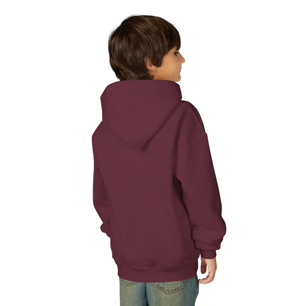 Un enfant porte un sweat à capuche bordeaux uni vu de dos sur fond blanc.