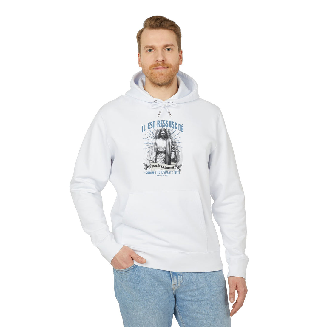 Homme portant un sweat à capuche blanc avec illustration de Jésus et texte Il Est Ressuscité.
