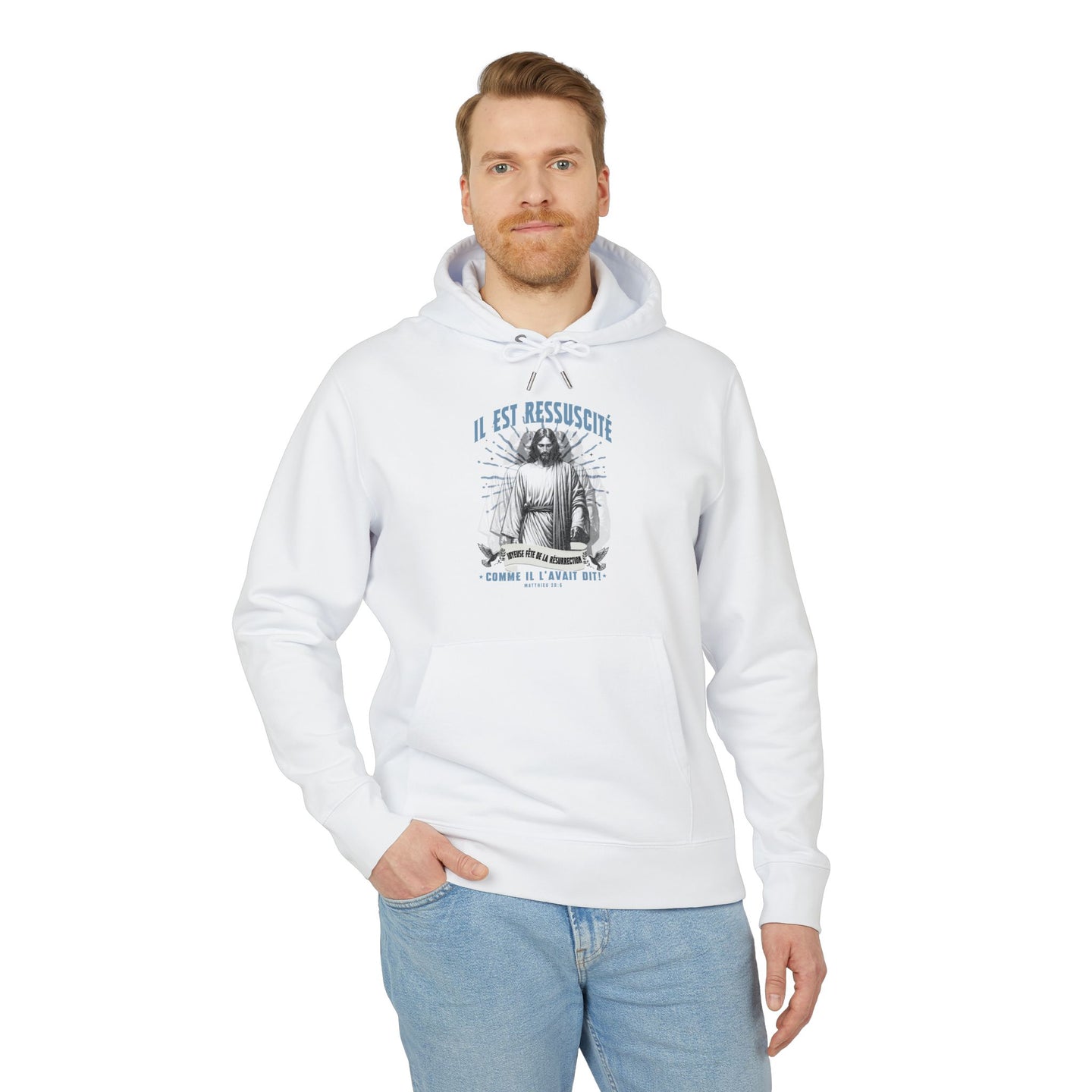 Homme portant un sweat à capuche blanc avec illustration de Jésus et texte Il Est Ressuscité.