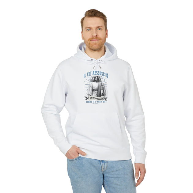 Homme portant un sweat à capuche blanc avec illustration de Jésus et texte Il Est Ressuscité.