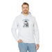 Homme portant un sweat à capuche blanc avec illustration de Jésus et texte Il Est Ressuscité.