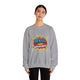 Une femme porte un sweat-shirt gris avec l'inscription Jésus est mon superhéros en style comics.